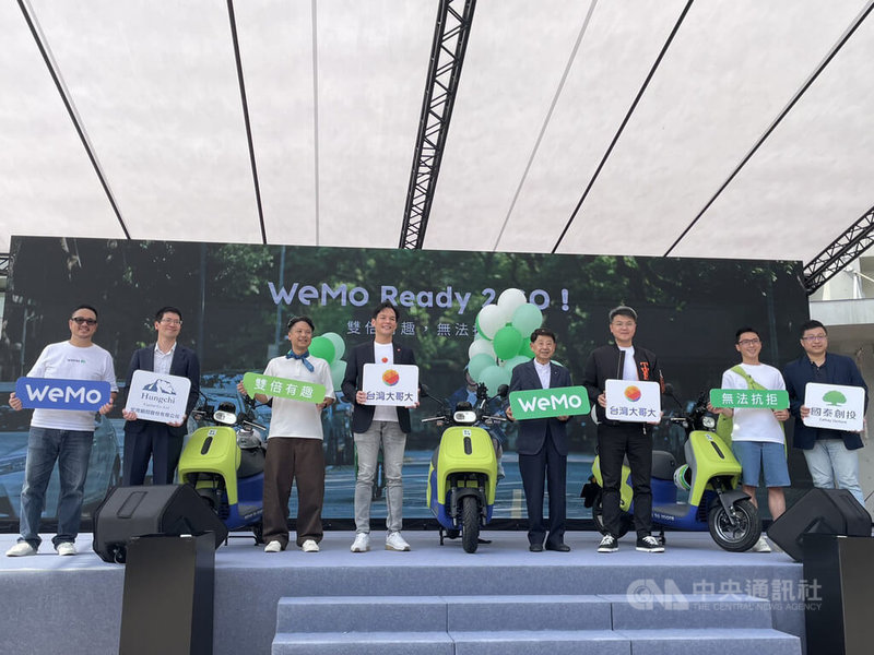 共享電動機車WeMo於12日表示，目標10年規劃10萬輛車隊規模。圖左3為WeMo共同創辦人暨副董事長吳昕霈，左4為台灣大哥大總經理林之晨、右2為WeMo執行長劉于遜、右3為台灣大哥大個人用戶事業商務長林東閔。 中央社記者鍾榮峰攝　115年5月12日