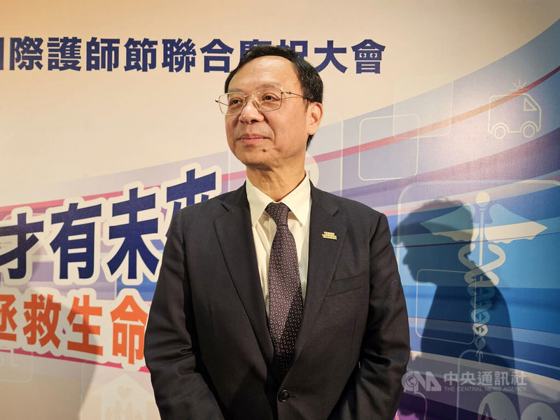 三班護病比將自116年5月20日起分階段實施。衛福部長石崇良(圖)12日出席國際護師節聯合慶祝大會會後受訪表示,不排除醫學中心先行。中央社記者陳婕翎攝 115年5月12日