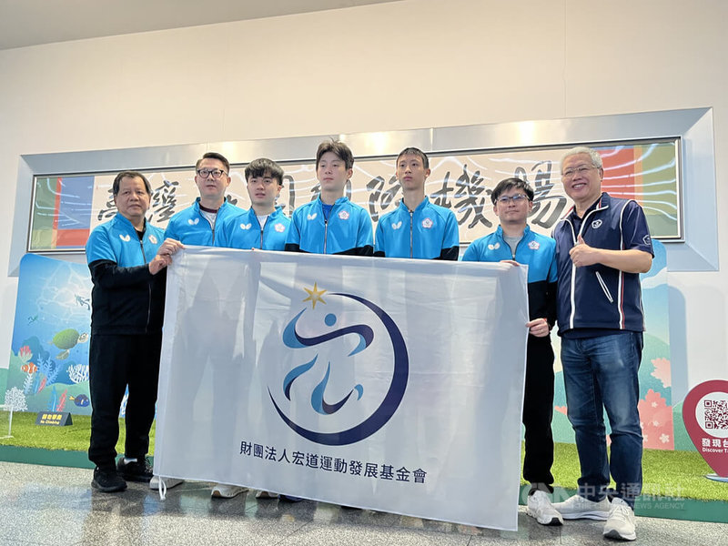 國際桌球總會(ITTF)世界桌球團體錦標賽在英國倫敦落幕,台灣男團摘銅,宏道基金會執行長陳士魁(右1)12日親自前往桃園國際機場接機,向台灣桌球英雄表達祝賀與支持。中央社記者葉臻攝 115年5月12日
