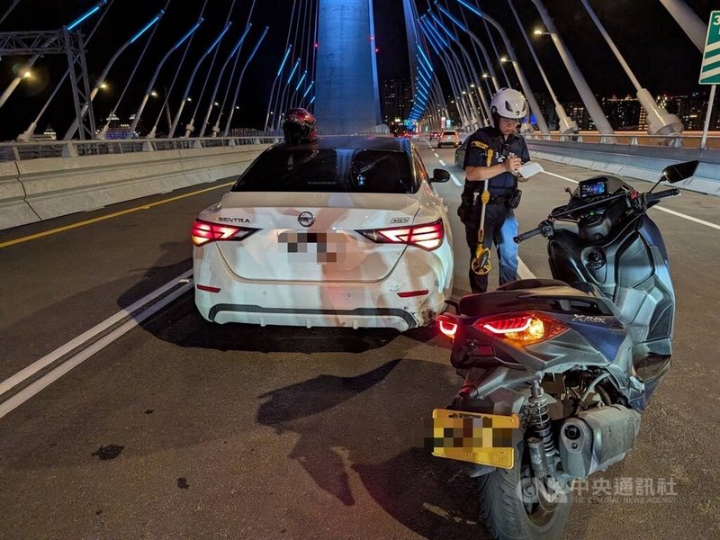 淡江大橋12日正式通車，晚間一輛黃牌重機與一部自小客車發生擦撞，所幸僅騎士輕微擦挫傷，警方迅速處理並恢復正常行車。（翻攝照片）中央社記者王鴻國傳真　115年5月12日