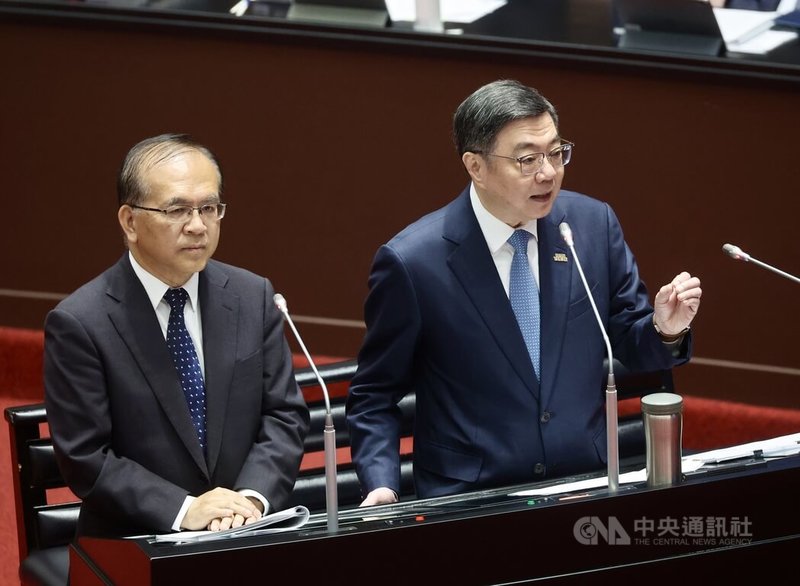 立委關心中東局勢持續影響能源供應，行政院長卓榮泰（右）12日在立法院總質詢表示，每週一早上都會進行民生專案會議，他已要求對油、氣的掌握，不僅到8月不會有問題，也要進行到第4季，提前做好部署，要有安全存量。左為交通部次長陳彥伯。中央社記者張皓安攝　115年5月12日