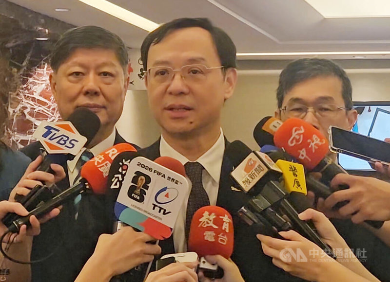 三班護病比議題持續，衛福部長石崇良（中）12日受訪重申三班護病比非單純喊口號，是有計劃性推動的政策，絕不會跳票。中央社記者陳婕翎攝　115年5月12日