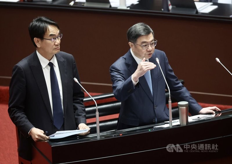 民眾出國購買eSIM卡，可能衍生資安疑慮，國家通訊傳播委員會（NCC）將邀請檢警機關、3大電信業者討論簡便KYC（Know Your Customer）程序的可行性。行政院長卓榮泰（右）12日在立法院總質詢表示，在有效打詐的前提下，沒有安全防範措施時，希望各單位都能謹慎處理。中央社記者張皓安攝　115年5月12日