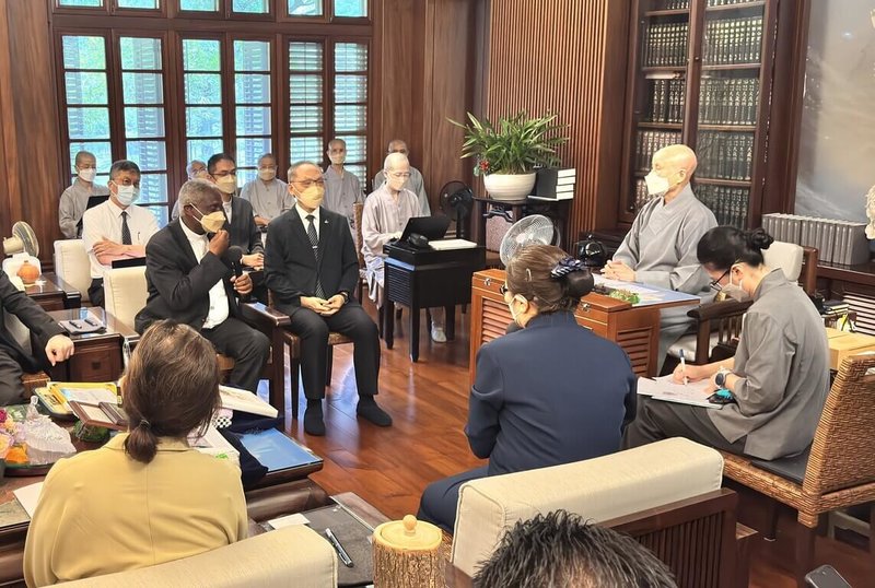 慈濟60週年活動，邀請多國宗教與人道組織代表齊聚花蓮交流，教廷宗座科學院院長彼得．涂克森（Cardinal Peter Turkson）（左1）等人11日拜會證嚴法師（右），致上祝福。（慈濟基金會提供）中央社記者李先鳳傳真　115年5月12日