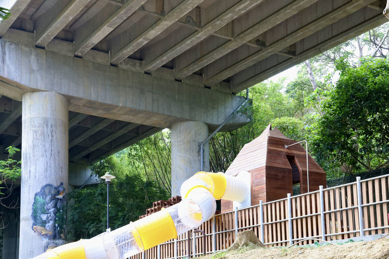 台南市政府推動「一區一特色公園」，活化龍崎區182線道路橋下空間打造全齡共融遊戲場，運用地勢落差設置封閉式管狀滑梯。（台南市政府提供）中央社記者楊思瑞台南傳真　115年5月12日