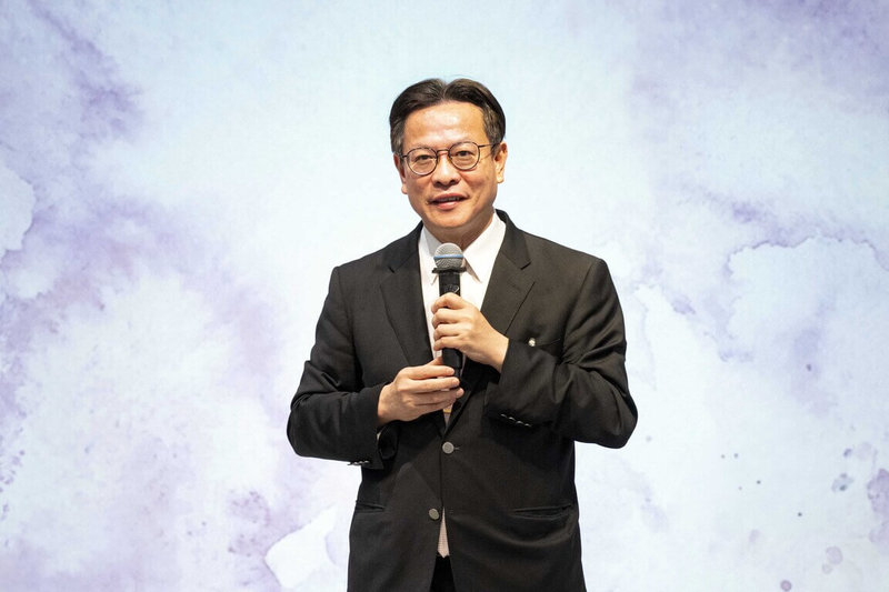 網路社群平台近期出現彰化基督教醫院總院長陳穆寬（圖）代言護膝廣告，彰基12日表示，此為AI深偽技術惡意冒用，院方禁止院內醫師代言任何商業廣告，提醒民眾勿受騙。（彰基提供）中央社記者鄭維真傳真　115年5月12日