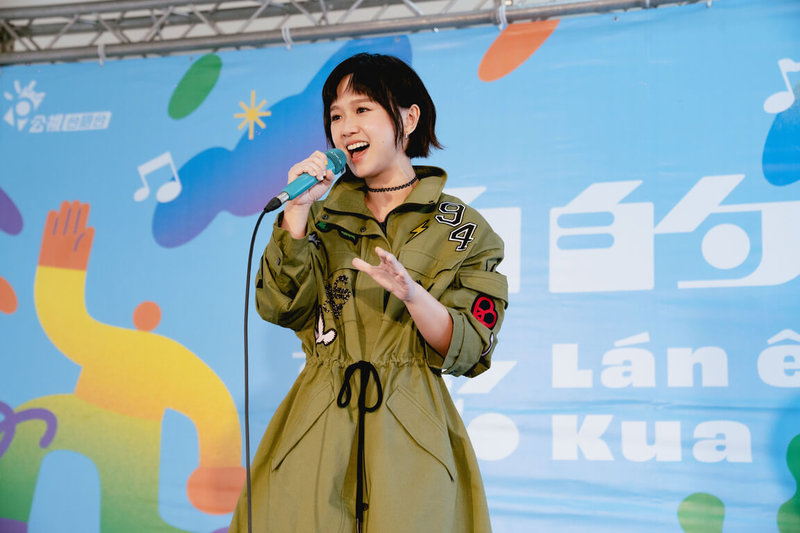 歌手嚴正嵐（圖）12日出席台語兒歌創作競賽徵選活動，現場獻唱全新囡仔歌，以清新嗓音詮釋現代台語兒歌的多元魅力。（公視台語台提供）中央社記者洪素津傳真　115年5月12日