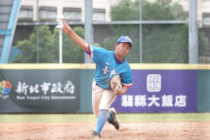 115年陽信銀行盃青少棒賽12日由台中市與桃園市爭冠，台中市隊葉壘（圖）4.2局失1分先發好投壓制對手奪MVP，率隊以4比3完成連霸，取得小馬青少棒亞太區代表權。中央社記者謝靜雯攝　115年5月12日