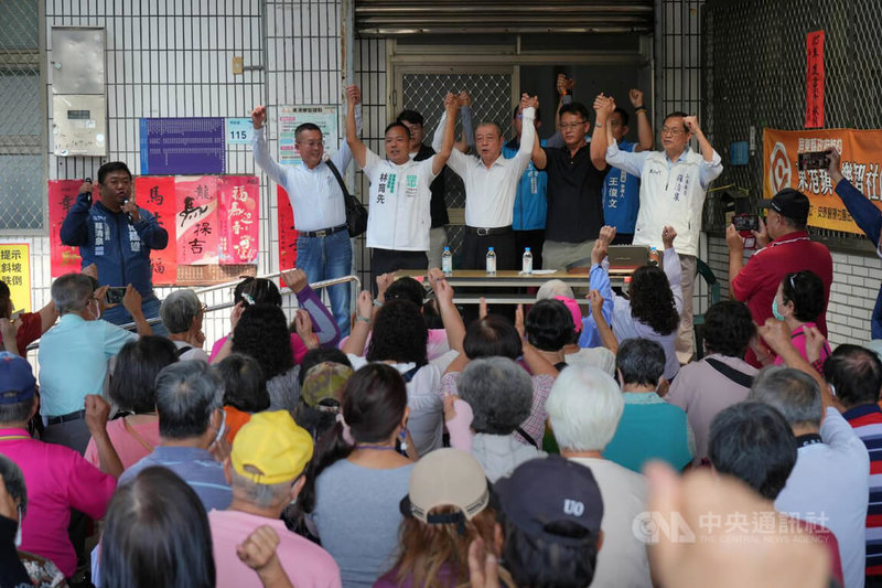 國民黨12日徵召前鎮民代表洪志明（台上右2）參選屏東縣東港鎮長，終結國民黨24年未在東港提名參選人局面，屏東黨部主委蘇清泉（台上右1）偕白營站台。中央社記者黃郁菁攝　115年5月12日