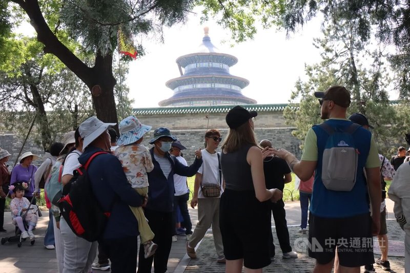 美國總統川普預計13日晚抵達北京,14日將參觀北京天壇。天壇公園12日仍遊客如織,遠處為標誌性景點祈年殿,但祈年殿今天已暫停開放。中央社記者張淑伶北京攝 115年5月12日