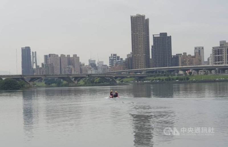 台北市大稻埕碼頭12日清晨1名9旬老翁落水，附近1名20多歲男子隨即跳水救人，卻不幸雙雙溺水失蹤，警消獲報派員搜救，尋獲溺水老翁但已無呼吸心跳，送醫搶救，並持續搜尋另一名溺水者。（翻攝照片）中央社記者黃麗芸傳真 115年5月12日