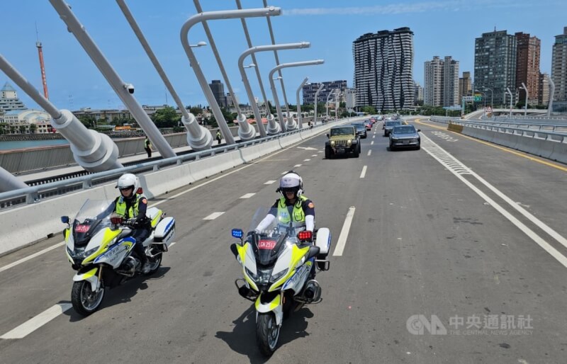 在警車引導下,交通部長陳世凱開車(綠色吉普車)帶領車隊開上淡江大橋。中央社記者王鴻國攝 115年5月12日