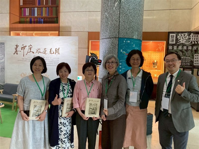 國立台灣圖書館11日發表「東印度旅遊見聞」中譯本，由文藻外語大學教授張守慧（左3）作為翻譯主力，轉譯艱澀古德文，讓讀者窺探350多年前台灣縮影。 （讀者提供） 中央社記者曹亞沿傳真　115年5月11日