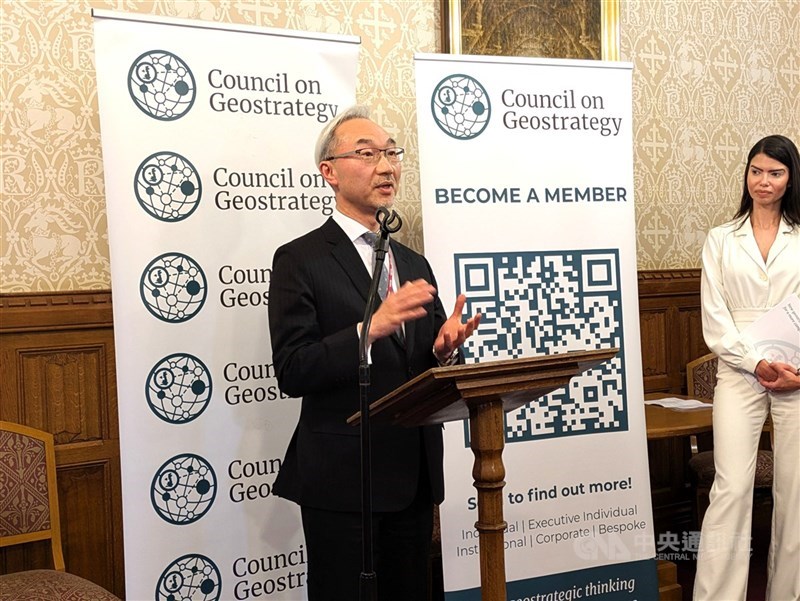 圖為駐英國代表姚金祥（左）。（中央社檔案照片）