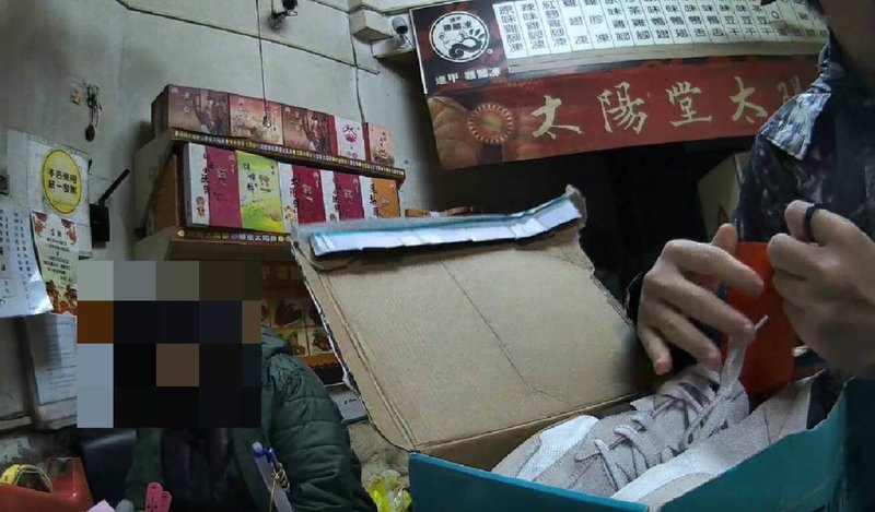 台中市一名男子日前深夜準備寄送包裹時，巡邏員警懷疑內容不單純，發現包裹鞋內藏有一張提款卡，且以紅包袋包裝，紅包袋上還寫有銀行帳號及密碼，及時阻止男子淪為詐騙集團的人頭帳戶。（民眾提供）中央社記者郝雪卿傳真　115年5月12日