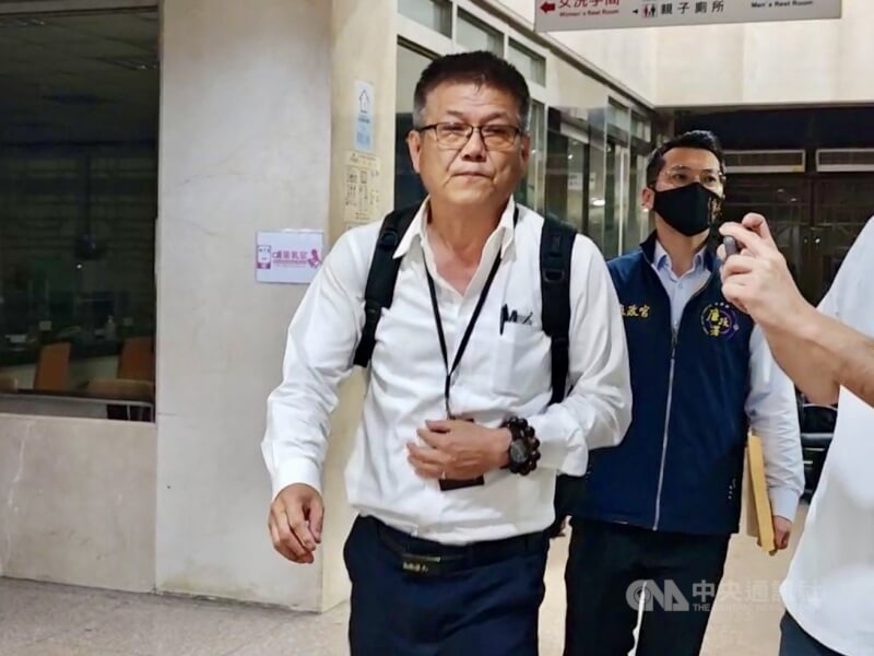 台鐵勞工董事吳長智（前）被控詐領台鐵乘務加給，台北地檢署11日指揮廉政署搜索約談，檢察官漏夜偵訊後，諭令吳男以新台幣10萬元交保。中央社記者林長順攝　115年5月12日
