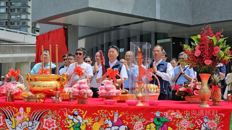交通部長陳世凱(前左3)於通車前主持淡江大橋橋管中心揭牌暨內部祈福儀式。中央社記者王鴻國攝 115年5月12日