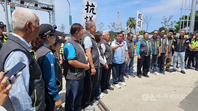 交通部12日辦淡江大橋橋管中心揭牌及通車前祈福儀式，未邀地方參與，無黨團結聯盟籍新北市議員蔡錦賢（淺藍背心）及多名鄰里長到場抗議。中央社記者王鴻國攝　115年5月12日