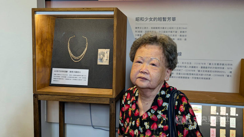 國立台灣博物館即日起推出2026年「物件的記憶－家藏、捐贈與新生」微型展，展品保括一條40年代珍珠項鍊，捐贈者陳秀（圖）分享，那是母親早年去世遺留的嫁妝，也是父親思念母親的物件。中央社記者王寶兒攝　115年5月12日