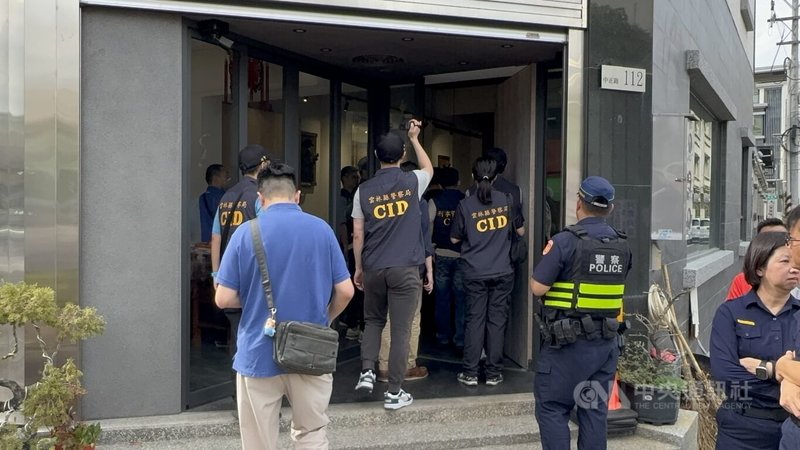 北港朝天宮前董事長曾蔡美佐日前於住家遭毆打，雲林地檢署聲押涉案的雲林縣副議長蔡咏鍀兒子蔡晉財獲准。檢察官12日赴蔡晉財平日的聚會所（圖），進行地毯式現場勘查及蒐證作業。中央社記者姜宜菁攝　115年5月12日