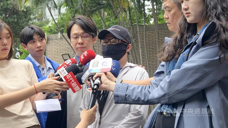 台北地方法院審理台北市精舍命案，12日依傷害致死罪判作家王薀（本名王江鎮）12年徒刑。死者哥哥（圖）到庭聽判後受訪表示，王薀太殘忍了，把妹妹凌虐到往生，且刑度判得太輕。中央社記者謝君臨攝　115年5月12日