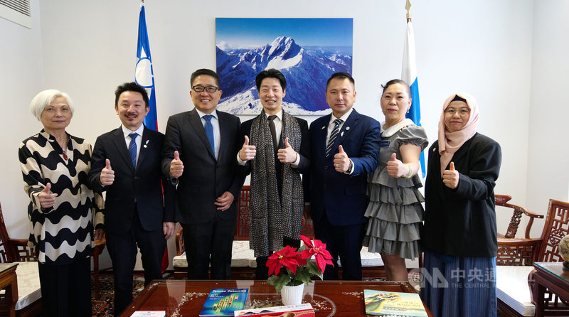 駐芬蘭代表林昶佐（中）與國策顧問林凱民（左3）率領的考察團齊聚代表處，成員包括北美洲台商會輔導總會長江俊霖（左2）、非洲台商聯合總會總會長陳智敏（右3）、土耳其台商會監事長張家蘭（右1）與僑務委員李玉英（左1）等，進行商貿合作討論。中央社記者巫祈麟赫爾辛基攝　115年5月12日