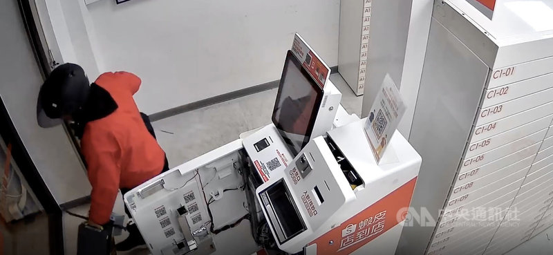 新北市、桃園市及新竹縣共6間蝦皮智取店近期遭歹徒持砂輪機等工具破壞，9天遭盜走新台幣100萬元，刑事局獲報循線查獲2嫌送辦。（翻攝照片）中央社記者黃麗芸傳真　115年5月12日