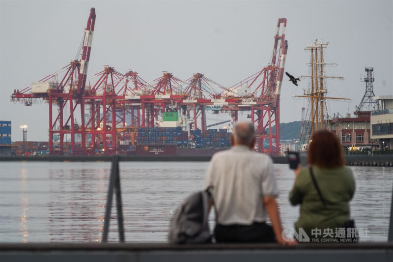 圖為民眾在基隆海洋廣場遠眺貨櫃碼頭。（中央社檔案照片）