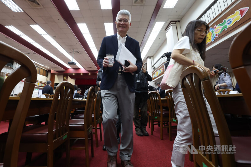 第8屆公視董事會難產，7日立法院教育及文化委員會，國民黨籍立委羅智強質疑公視董事長胡元輝（前左）是否具備列席備詢資格，在開會前要求胡元輝離席；但民進黨立委陳秀寳、吳沛憶要求胡元輝列席備詢。（中央社檔案照片）