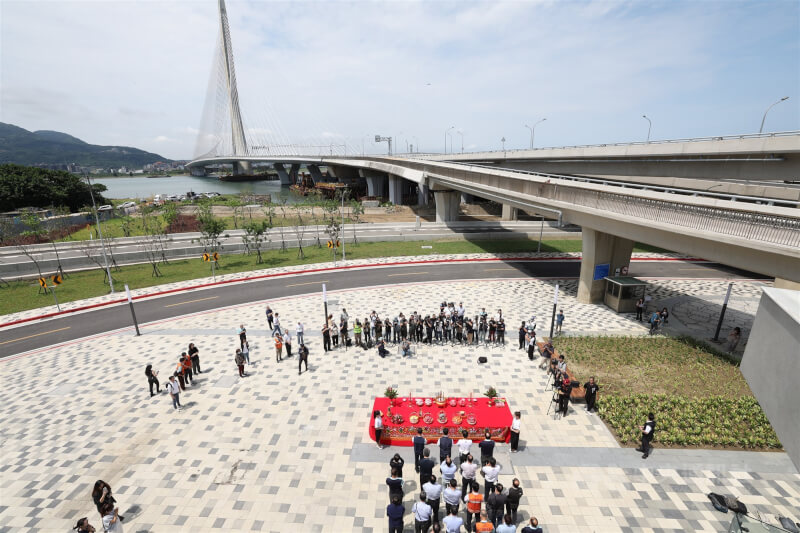 淡江大橋12日上午11時30分正式通車,上午進行內部祈福儀式,盼通車一切順利。中央社記者趙世勳攝 115年5月12日