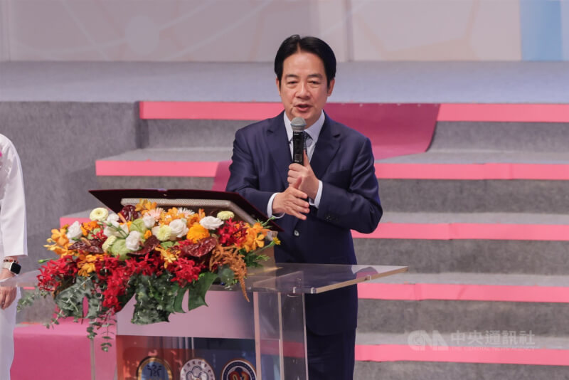 總統賴清德（圖）12日出席國際護師節聯合慶祝大會，宣布三班護病比將從116年5月20日分階段實施，並請衛福部成立醫療人力研究精進小組。中央社記者裴禛攝　115年5月12日