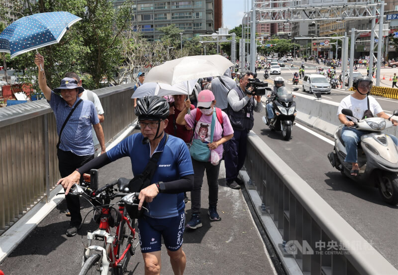 不少民眾步行、牽引單車上橋率先體驗。中央社記者趙世勳攝 115年5月12日