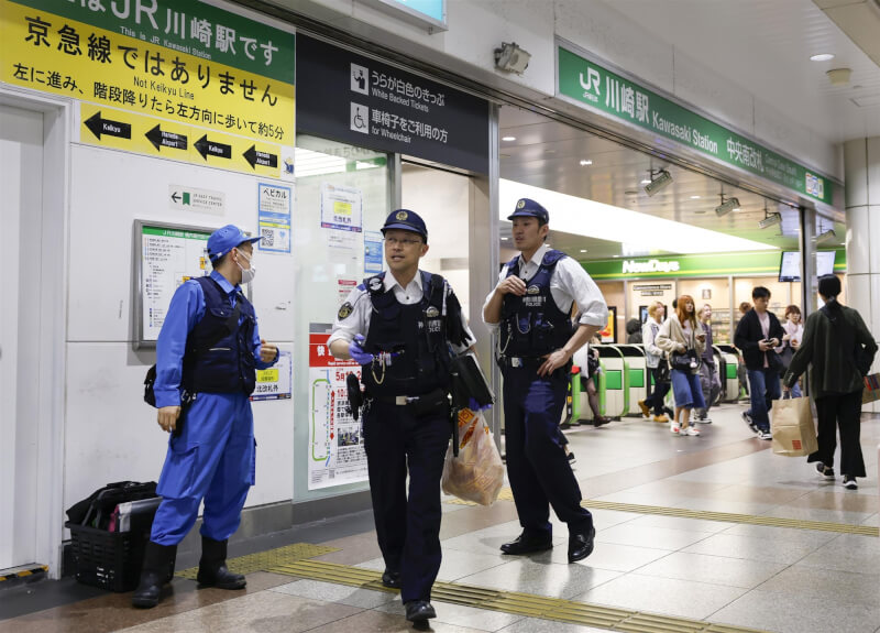 日本JR東海道線一列車10日發生不明噴霧造成乘客不適事件，列車在川崎站緊急停止。圖為在川崎車站值勤的警方。（共同社）