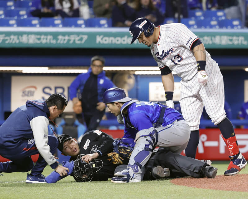 日本職棒主審川上拓斗（倒地者）日前在比賽中被打者的球棒擊中頭部後昏迷。（共同社）