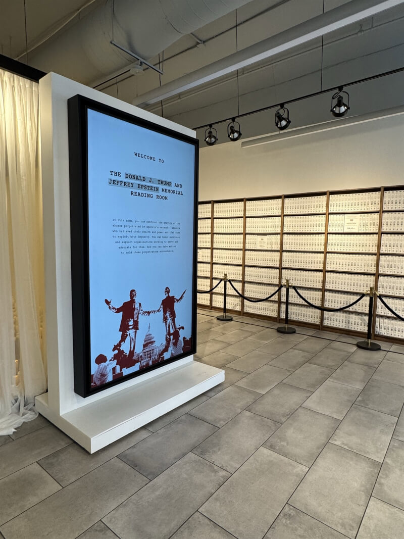 「第一事實研究所」紐約快閃展場內展示由美國司法部依法公開的已故性犯罪富豪艾普斯坦相關檔案的列印文件，共約350萬頁。（圖取自threads.com/@redactedreadingroom）