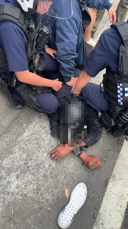 何姓男子11日晚間於高雄市大寮區涉嫌竊取1部機車後，再尾隨2名菲律賓籍女子，趁機搶奪對方背包，得手新台幣1300元後逃逸，經警方擴大調閱監視器查緝，何男12日凌晨在仁武區落網，全案依搶奪、竊盜等罪嫌移送橋頭地檢署偵辦。（高雄市政府警察局林園分局提供）中央社記者張已亷傳真　115年5月12日