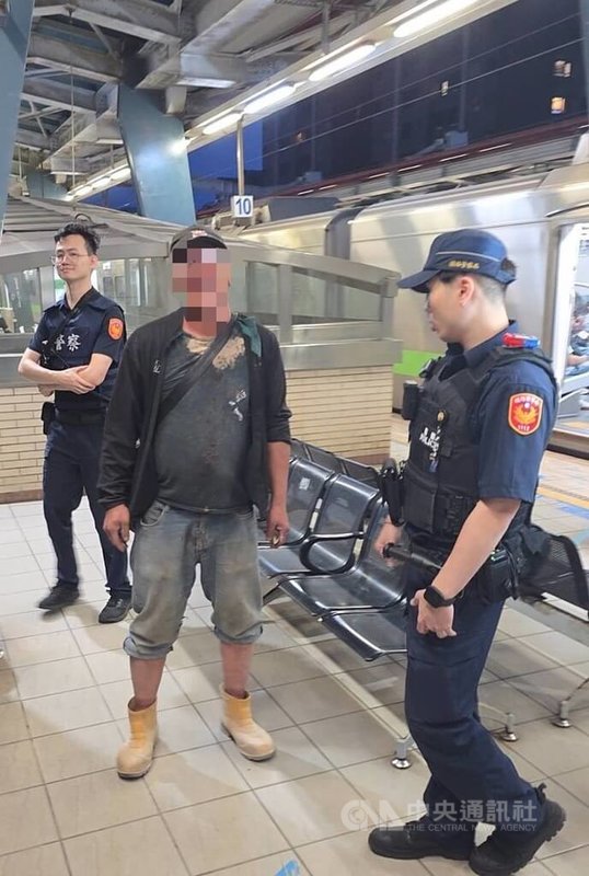 4旬李姓男子（中）12日晚間於松山火車站搭車，卻疑因泥醉失控辱罵乘客、恐嚇列車長，遭鐵路警察依法送辦。（翻攝照片）中央社記者黃麗芸傳真　115年5月12日