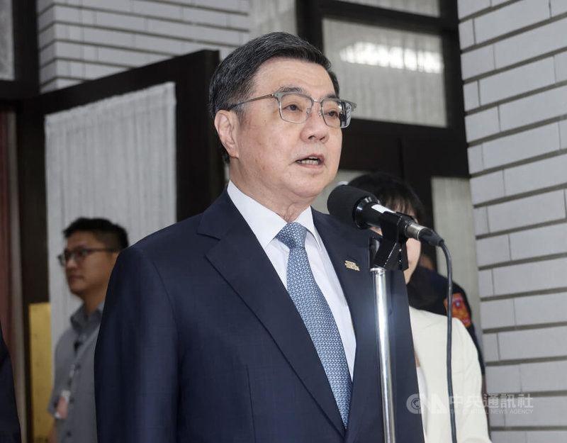 立法院會12日上午繼續進行施政總質詢,行政院長卓榮泰(圖)會前接受媒體聯訪表示,軍購3塊拼圖不能缺一,政府會在憲法、預算法規定下,尋求最有利的途徑,盡快滿足國內軍工產業自主發展。中央社記者張皓安攝 115年5月12日