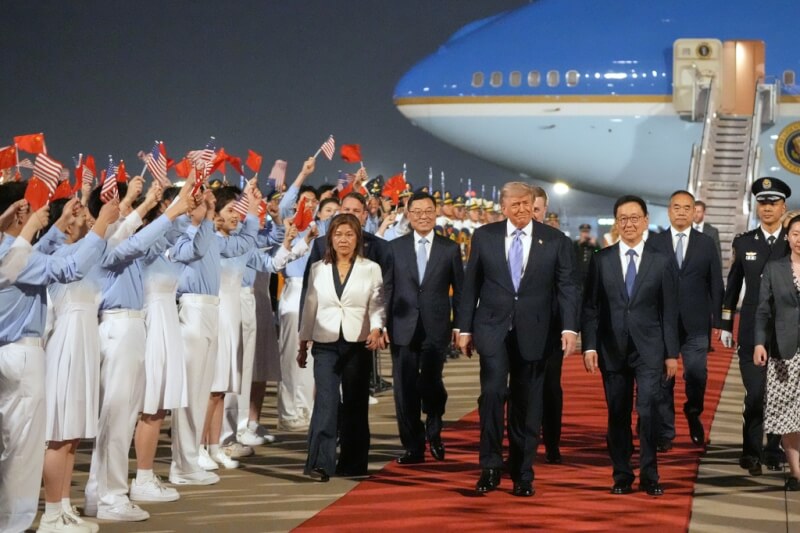 美國總統川普（前左）13日晚間抵達北京，中國國家副主席韓正（前右）接機。（美聯社）