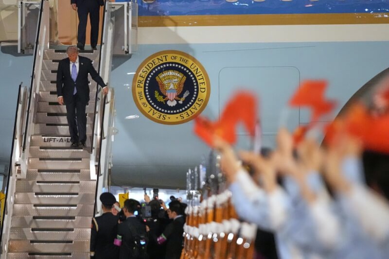 美國總統川普13日晚間搭乘總統專機「空軍一號」抵達北京。(美聯社)
