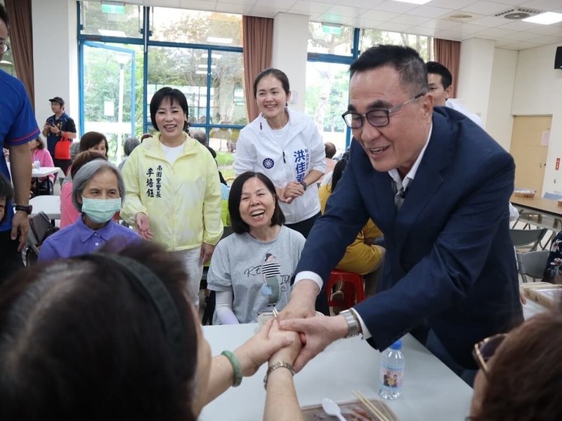 國民黨新北市長參選人李四川（右）13日前往樹林區南園里參與長者共餐活動，宣布將推動敬老卡升級，要讓長者使用上更方便、實用、有感。（李四川競辦提供）中央社記者黃旭昇傳真　115年5月13日