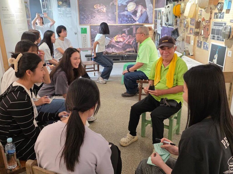 台大創新設計學院兼任副教授蔡佳芬5月初帶學生到新北市瑞芳猴硐礦工文史館參與田野課程，學生們分組向老礦工請益，了解他們的生命歷程。（蔡佳芬提供）中央社記者黃旭昇傳真　115年5月13日