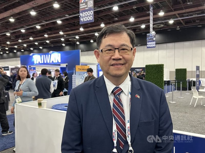 出席XPONENTIAL 2026「國際無人載具系統展」的外交部非政府組織國際事務會執行長江振瑋，在會場說明台灣無人機外交工作方向。中央社記者廖漢原底特律攝　115年5月13日