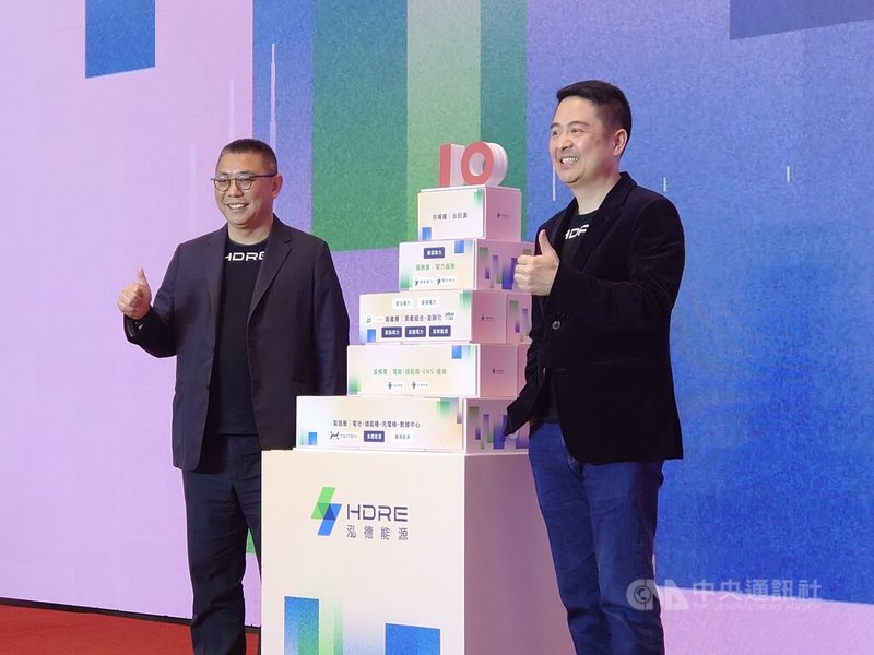泓德能源13日舉行10週年紀念展覽，董事長謝源一（右）與總經理周仕昌（左）出席。周仕昌說，泓德能源未來將致力邁向亞洲第一大電力交易平台。中央社記者張建中攝　115年5月13日