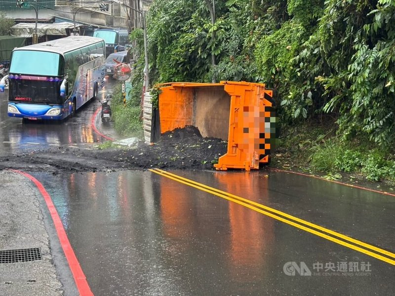 新北市新店區13日下午發生路旁停放砂石車疑似手煞車失靈滑行，撞上社區巴士等3車後再撞山壁翻覆，詳細肇事原因仍待釐清。（翻攝畫面）中央社記者曹亞沿傳真　115年5月13日
