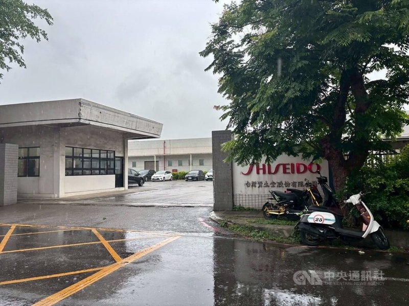 日本跨國化妝品集團資生堂12日宣布，2027年將關閉子公司台灣資生堂在新竹湖口的工廠。新竹縣政府13日表示，已收到大量解僱計畫通報，將持續關注勞資協商。中央社記者郭宣彣攝　115年5月13日