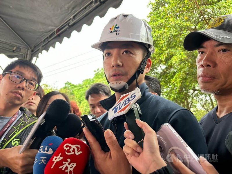 民進黨13日確認徵召立委沈伯洋參選下屆台北市長，將競選連任的台北市長蔣萬安（右2）受訪時表示，自己就是每天專注市政，持續一步一腳印為所有市民福祉打拚。中央社記者陳昱婷攝　115年5月13日