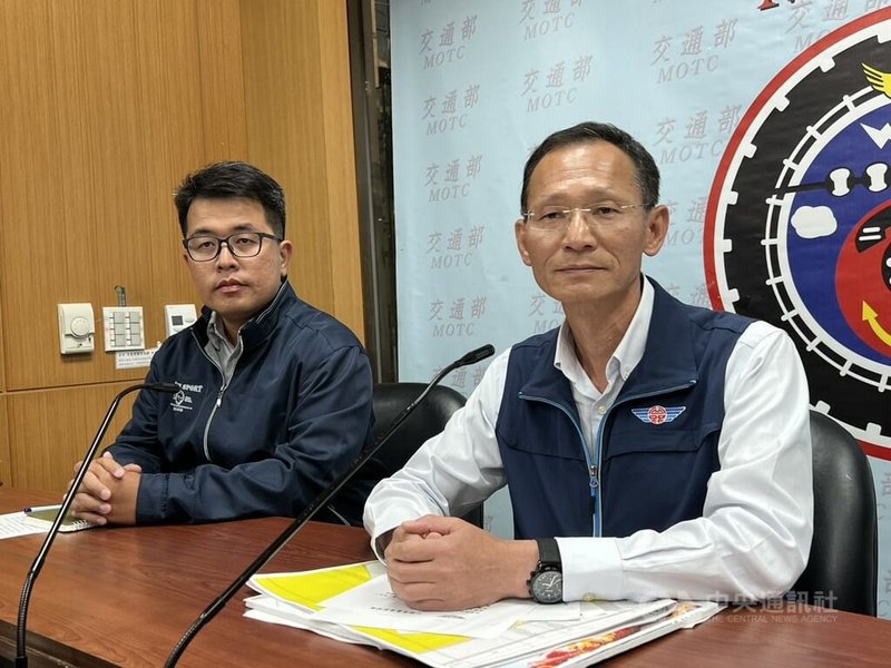 交通部公路局13日舉辦淡江大橋工期說明記者會，局長林福山（右）表示，民國114年4月因工程進度明確，與雲門舞集討論後，決定在115年5月9日舉行通車典禮晚會，因有撤場等需求，另訂12日正式通車。中央社記者黃巧雯攝　115年5月13日