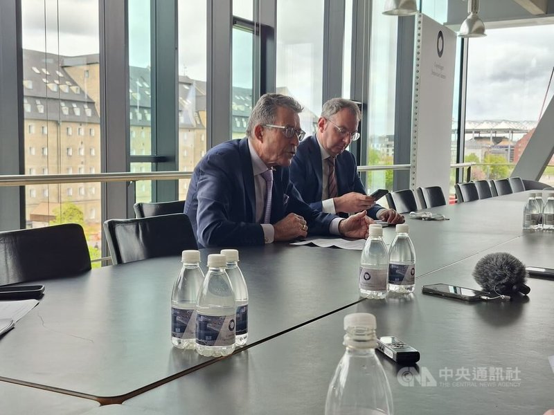 前北約秘書長、丹麥「民主聯盟基金會」主席拉斯穆森（左）12日對中央社表示， D7以民主作為核心建立夥伴關係，中國不會是會員，所以與台灣合作是開放的，台灣會因民主國家之間更強的結盟而獲益。中央社記者辜泳秝哥本哈根攝　115年5月13日