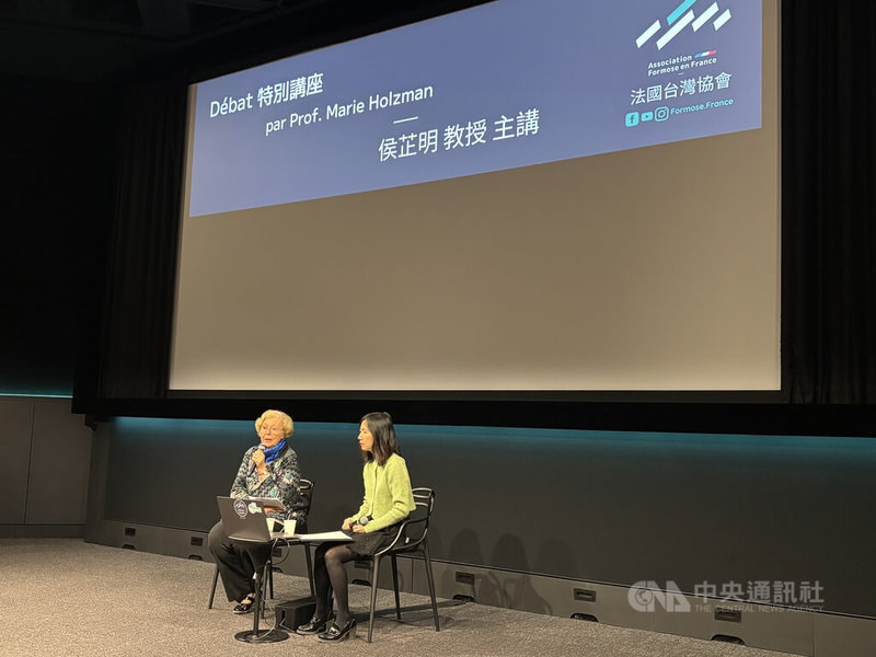 法國台灣協會12日晚間舉辦國片「大濛」特映會。漢學家侯芷明(左)在映後座談中說,台灣走向民主的歷程令人讚嘆。中央社記者曾依璇巴黎攝 115年5月13日